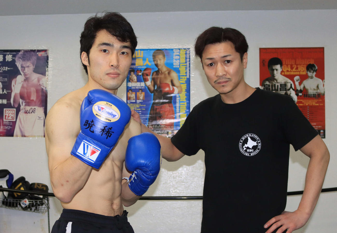 プロデビュー戦を控える黒川（左）と畠山会長（撮影・保坂果那）