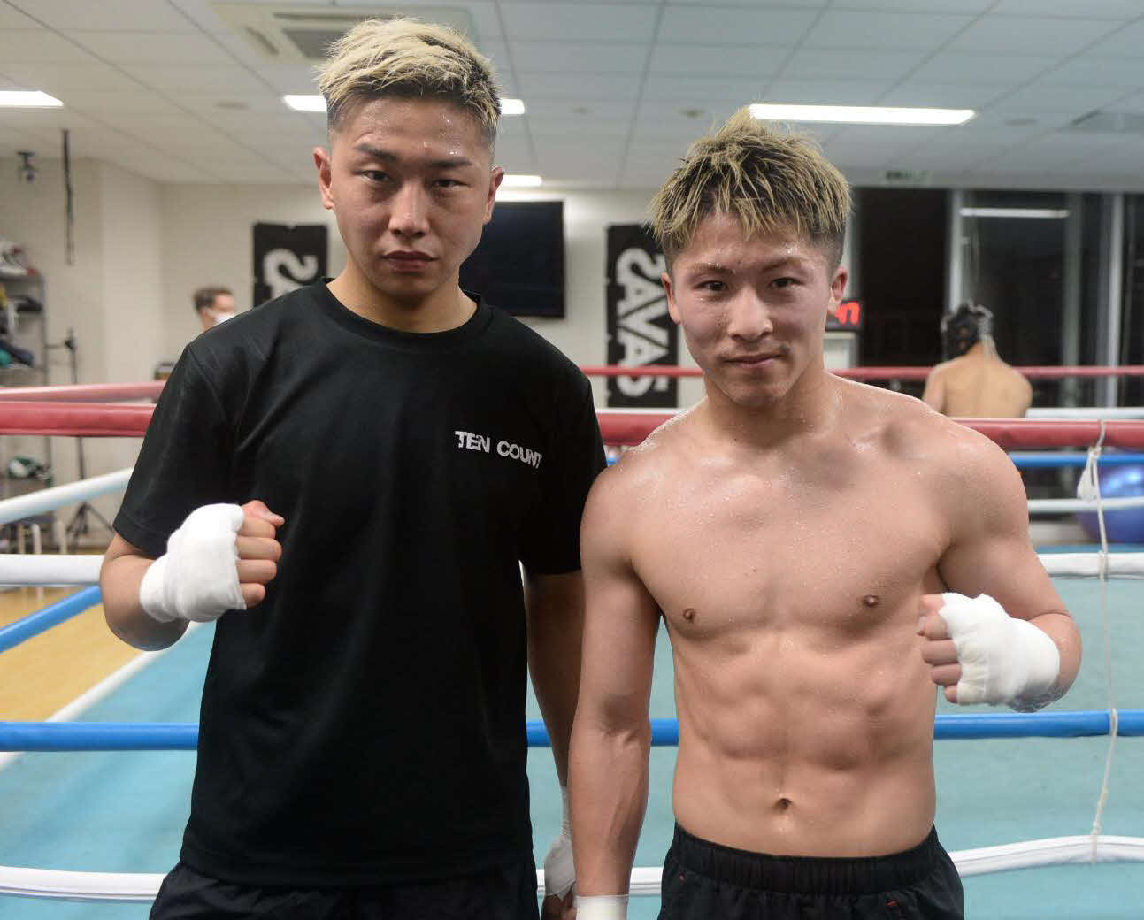自ら指名した日本スーパーバンタム級ユース王者津川（左）とスパーリングを開始したWBAスーパー、IBF世界バンタム級王者井上（大橋ジム提供）