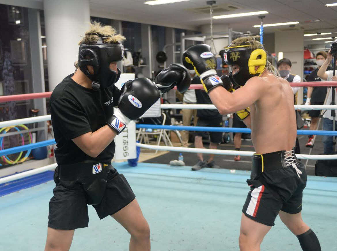 日本スーパーバンタム級ユース王者津川（左）のスパーリングを開始したWBAスーパー、IBF世界バンタム級王者井上（大橋ジム提供）