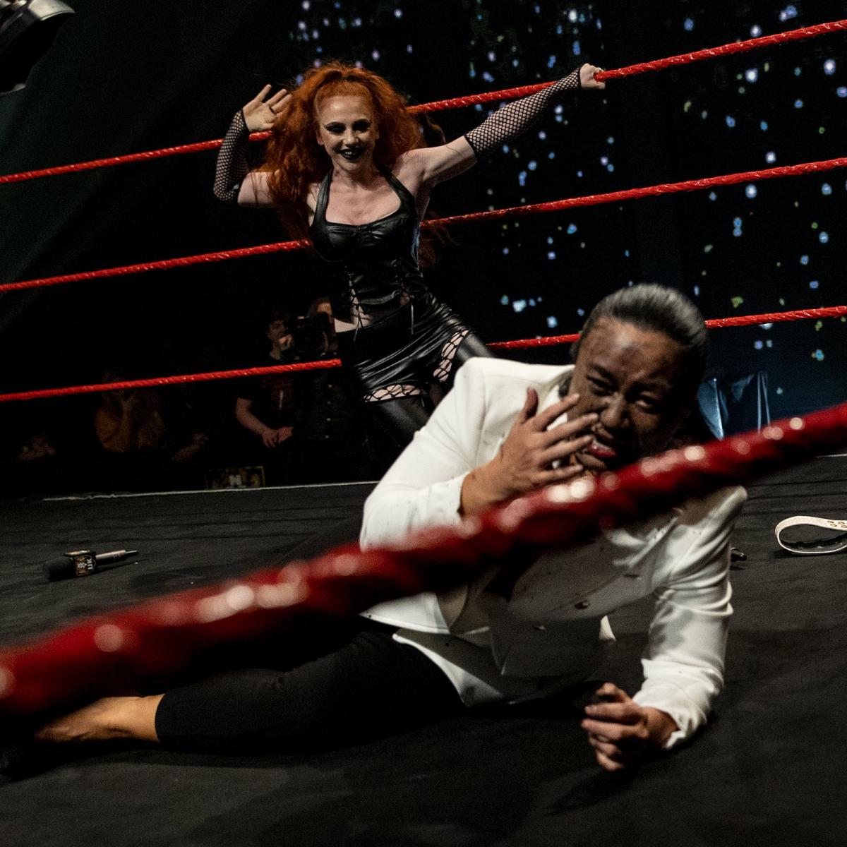 アイラ・ドーン（奧）の毒霧を浴びたNXT・UK女子王者里村明衣子（C）2022 WWE, Inc. All Rights Reserved.