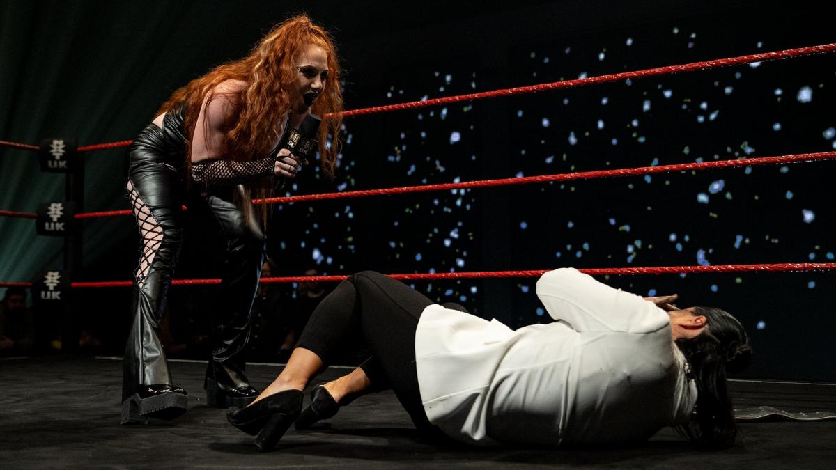 アイラ・ドーンの毒霧を浴び、倒れこむNXT・UK女子王者里村明衣子（C）2022 WWE, Inc. All Rights Reserved.