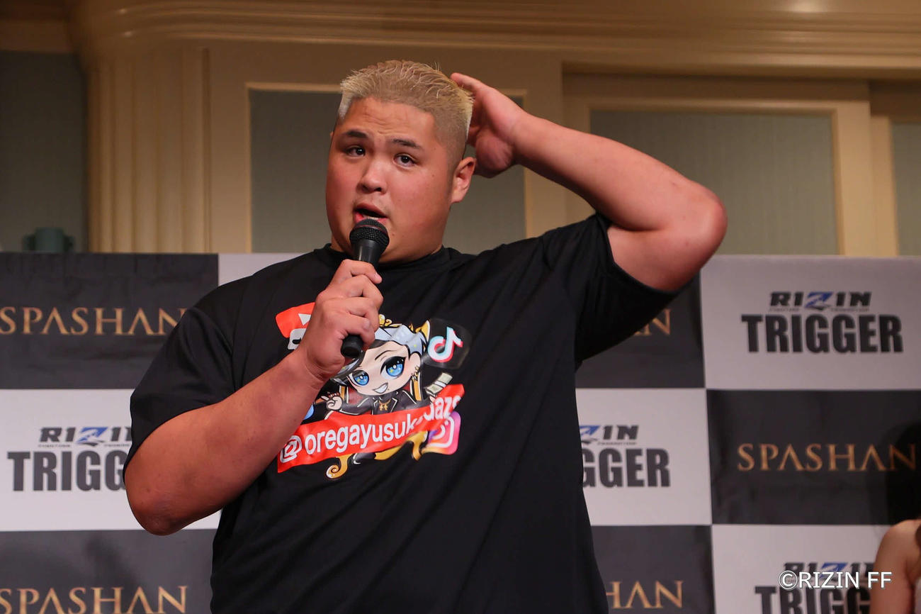 前日計量を終え、髪を触る貴賢神（RIZIN FF提供）