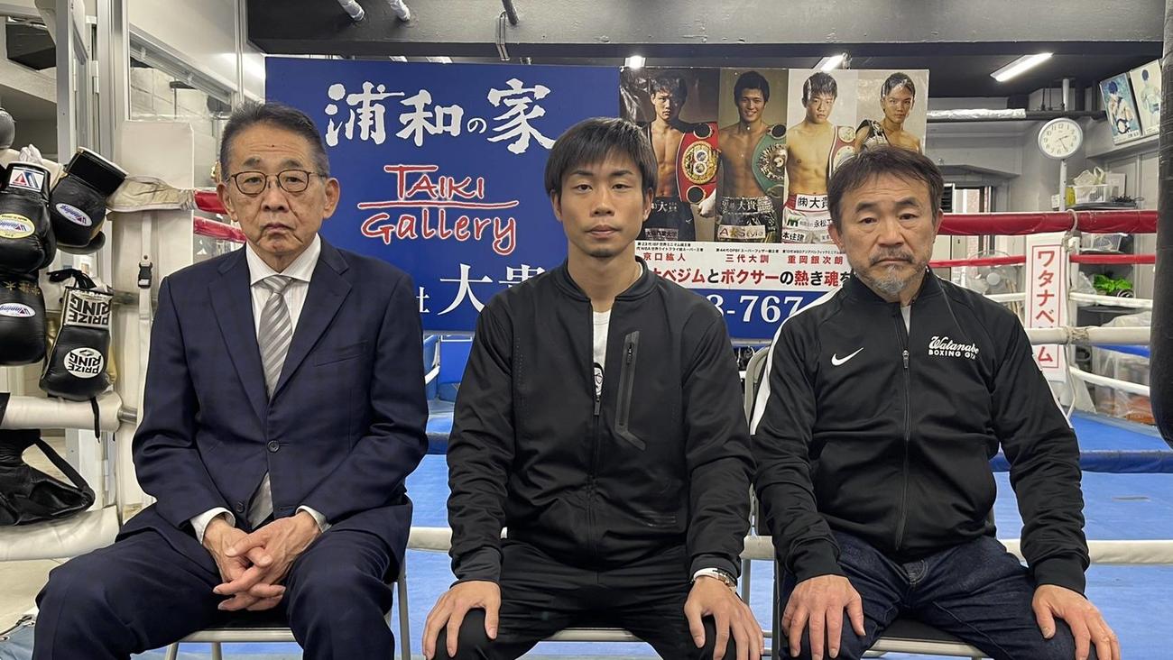 22日の初防衛戦に向け、オンラインで取材対応したWBO世界ミニマム級王者谷口（中央）左端は渡辺会長、右端は伯耆トレーナー（ワタナベジム提供）
