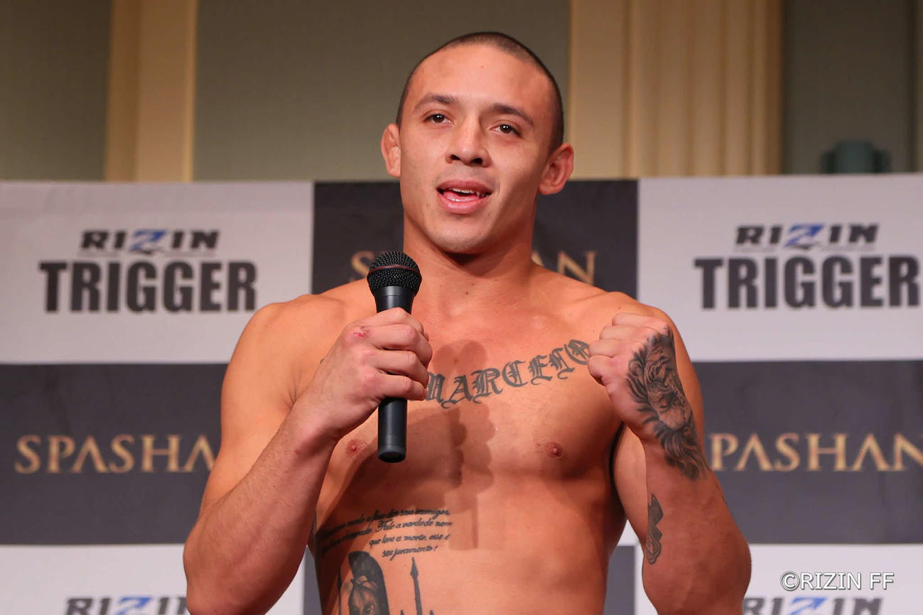 ポーズを取るグスタボ（提供・RIZIN FF）