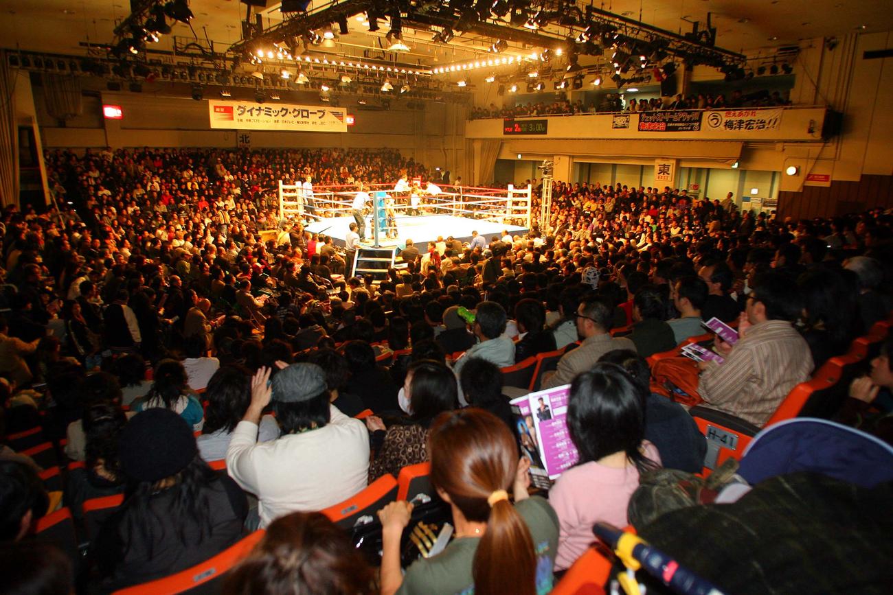 日本フェザー級タイトル戦　梅津宏治対粟生隆寛　満員に膨れ上がった後楽園ホール（2007年3月3日撮影）