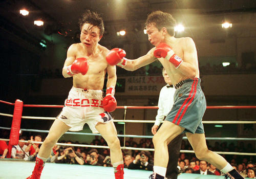90年2月、WBC世界ミニマム級タイトルマッチで崔漸煥（左）の顔面に強烈な右フックを見舞う大橋秀行