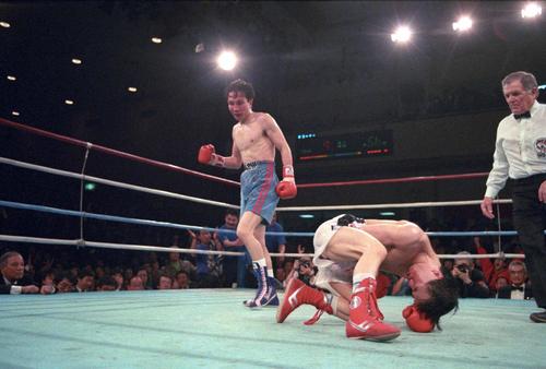 90年2月、WBC世界ミニマム級タイトルマッチ　9回、ダウンを奪った挑戦者の大橋秀行
