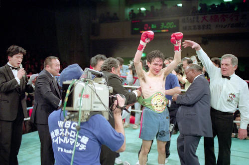 90年2月、WBC世界ミニマム級タイトルマッチ　崔漸煥を下した大橋秀行（右から3人目）
