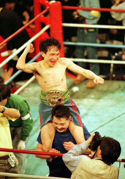 90年2月、WBC世界ミニマム級タイトルマッチで崔漸煥を下しベルトを腰に巻いた大橋秀行は関係者に肩車されて大喜び