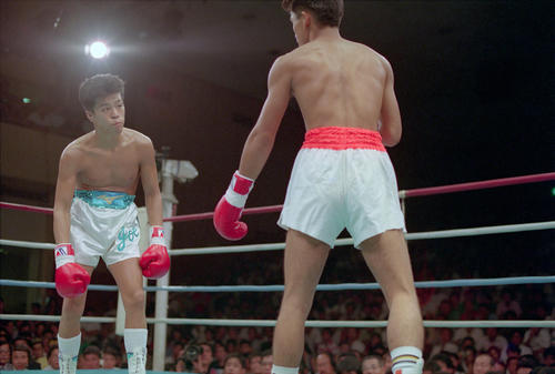 90年9月　日本バンタム級タイトルマッチ　王者岡部繁（右）をノーガードで挑発する辰吉丈一郎