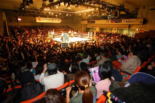 日本フェザー級タイトル戦　梅津宏治対粟生隆寛　満員に膨れ上がった後楽園ホール（2007年3月3日撮影）