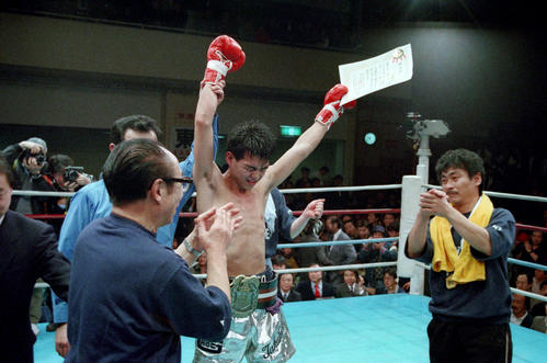 89年1月、日本スーパーバンタム級タイトルマッチ　王者マーク堀越にKO勝ちして2階級制覇に成功した高橋ナオト