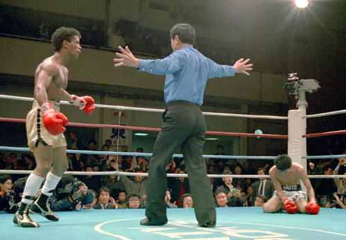 89年1月、日本スーパーバンタム級タイトルマッチ　　9回、TKO勝利を収めしゃがみ込む挑戦者の高橋（右）とぼう然とするマーク堀越