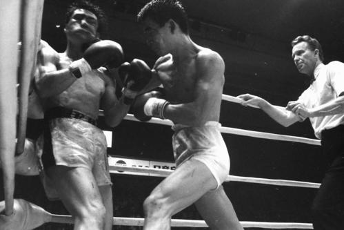 68年11月、スーパーフェザー級ノンタイトル10回戦でベサンデ（左）をコーナーに追い詰めて連打する西城正三