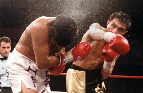 95年12　WBA世界ミドル級タイトルマッチ　王者カストロ（左）に判定勝ちし、日本初のミドル級王者になった竹原慎二