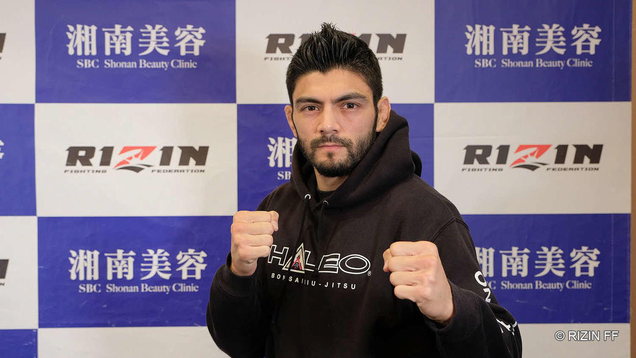 ポーズを取るホベルト・サトシ（提供・RIZIN FF）