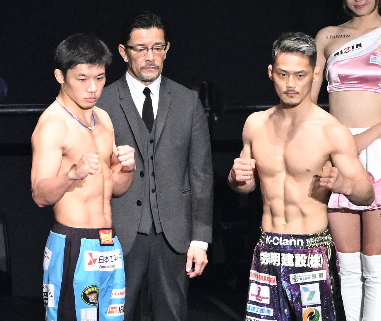 公開計量をクリアしポーズを決める斎藤（左）と牛久（撮影・滝沢徹郎）