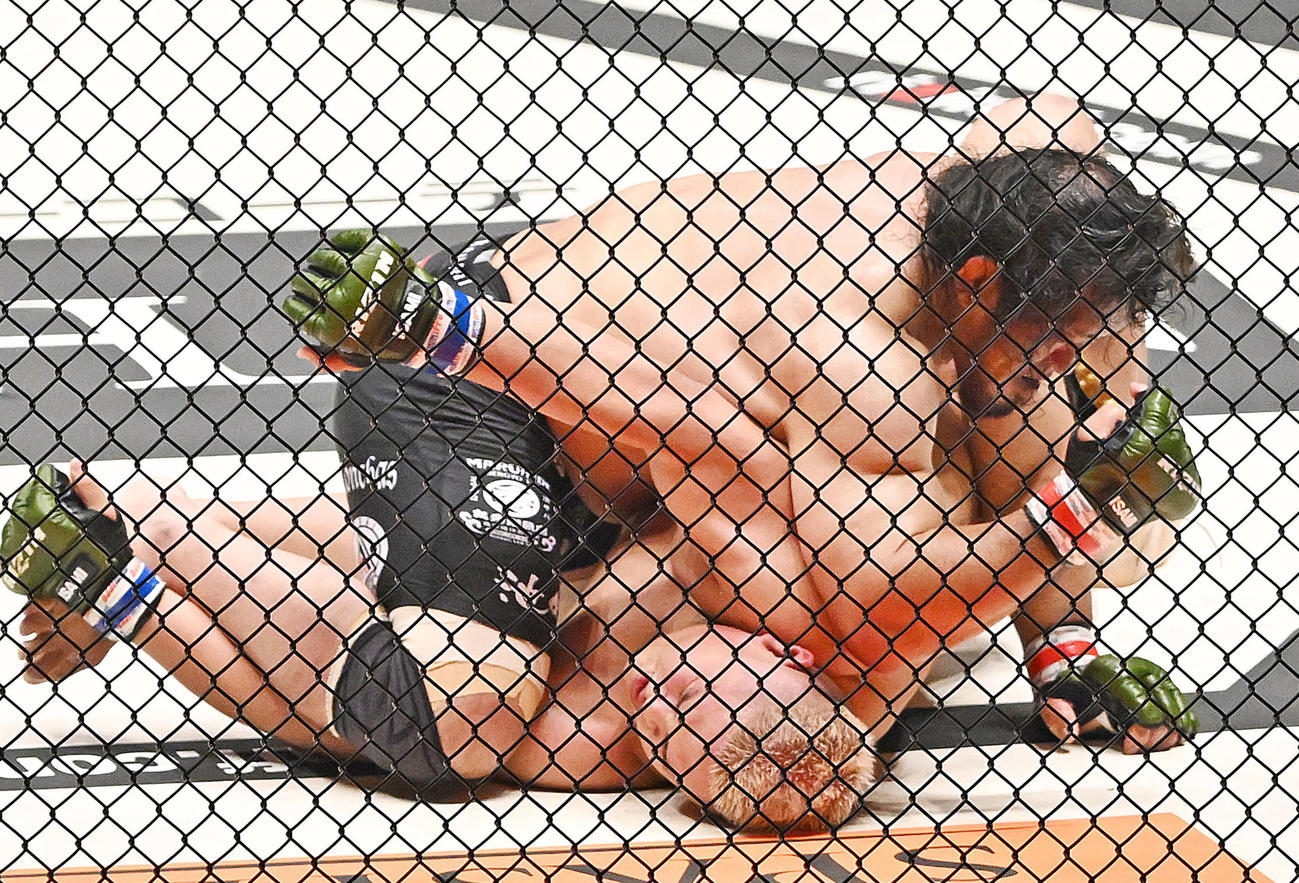 貴賢神（下）に肘を落とす関根（撮影・滝沢徹郎）