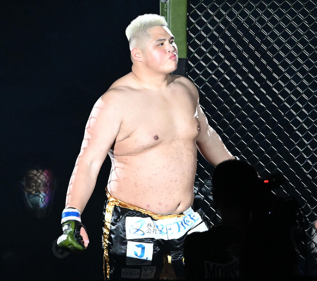 リングインした貴賢神（撮影・滝沢徹郎）