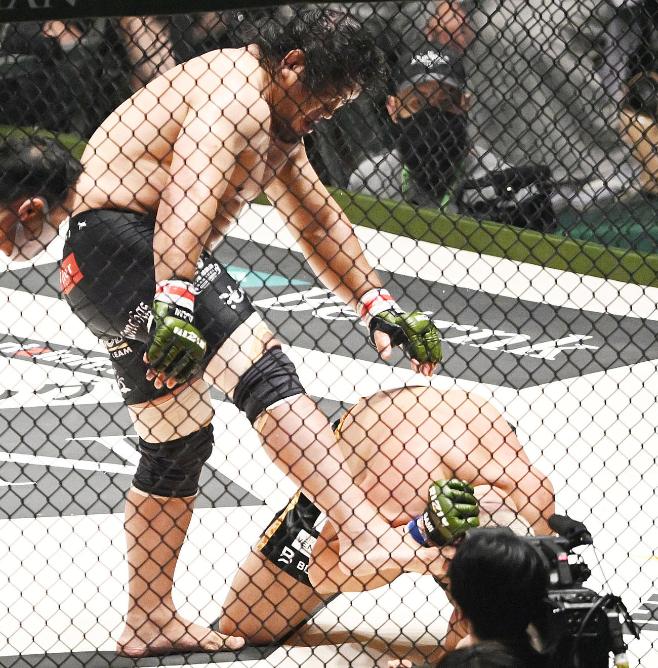 貴賢神（右）にサッカーボールキックを見舞う関根（撮影・滝沢徹郎）