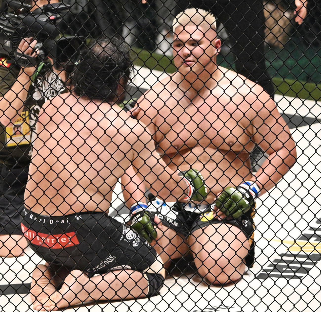 関根（手前）に敗れた貴賢神（撮影・滝沢徹郎）