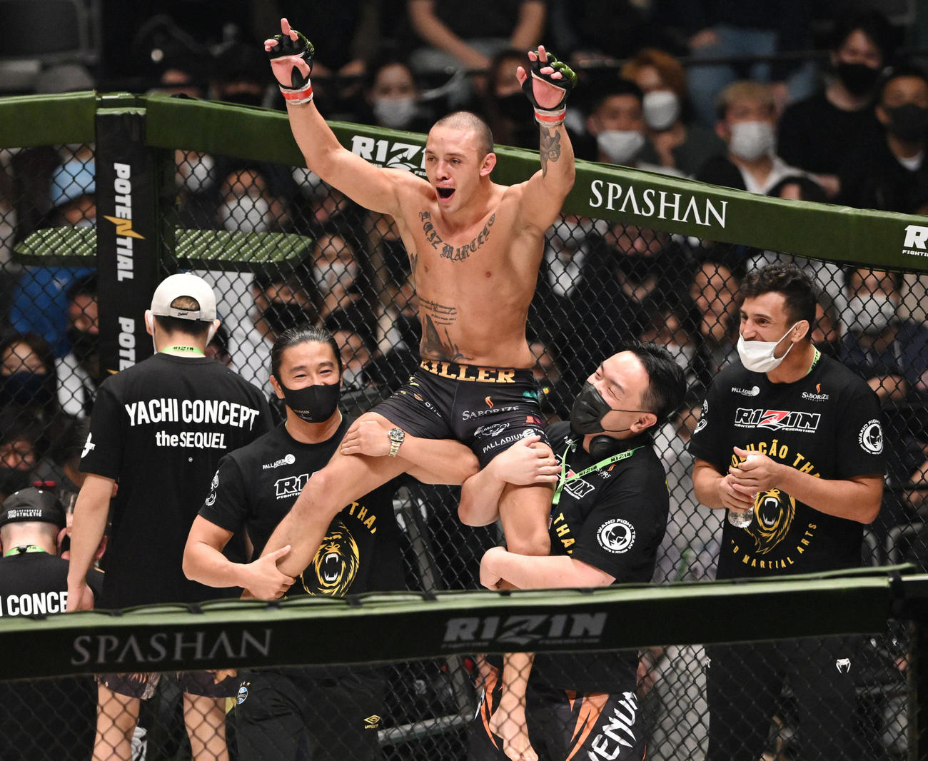 矢地に勝利しセコンドから担がれ喜ぶグスタボ（撮影・滝沢徹郎）