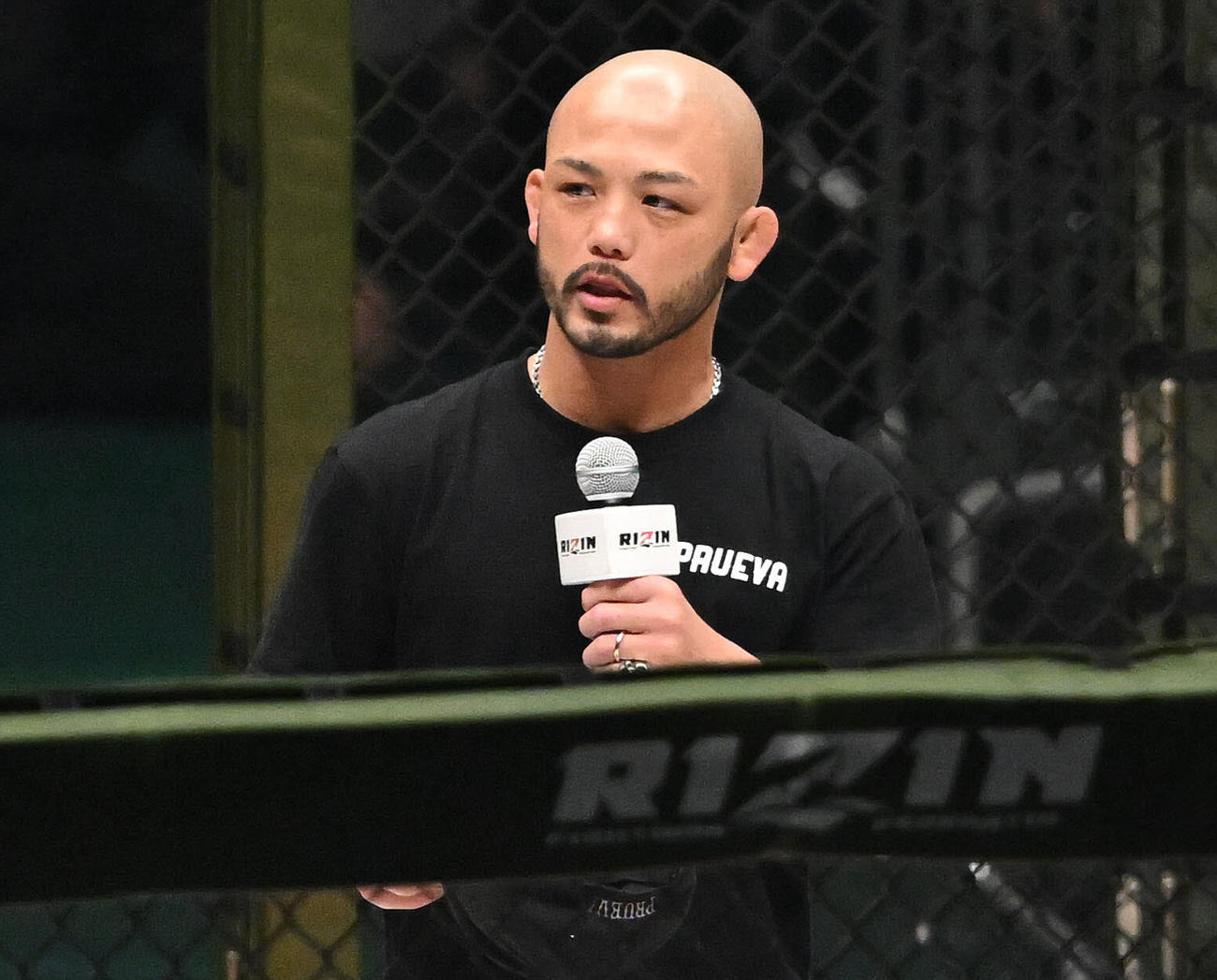 金太郎との試合が中止となりあいさつする倉本（撮影・滝沢徹郎）