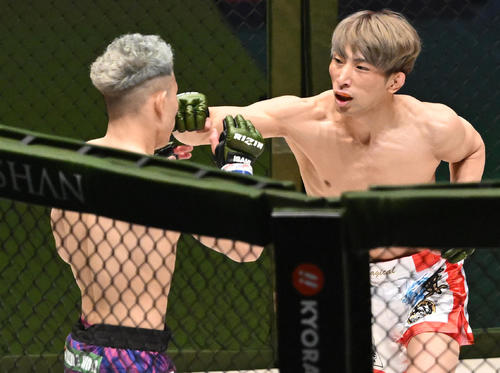 須藤（手前）にパンチを見舞う渡部（撮影・滝沢徹郎）