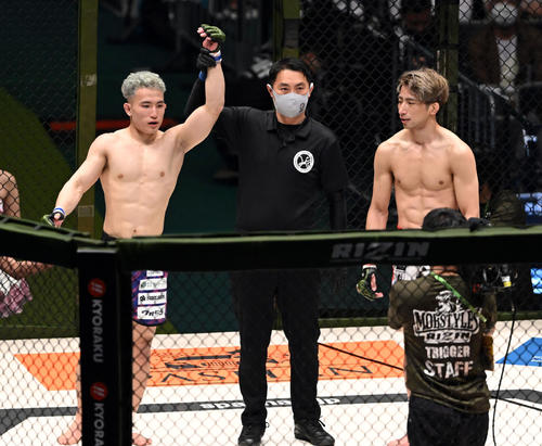 判定で渡部（右）に勝利した須藤（撮影・滝沢徹郎）