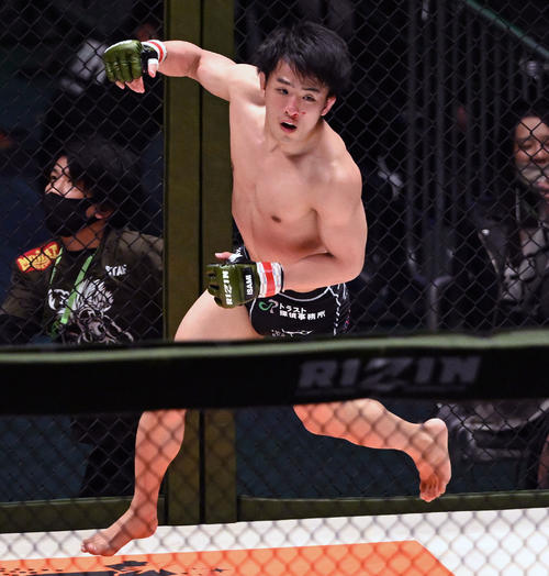 中務に勝利し喜ぶ征矢（撮影・滝沢徹郎）