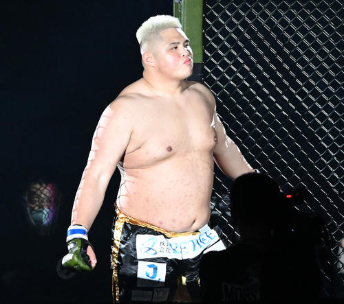 リングインした貴賢神（撮影・滝沢徹郎）