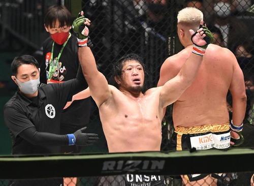 貴賢神（奥右）に勝利し勝ち名乗りを受ける関根（撮影・滝沢徹郎）