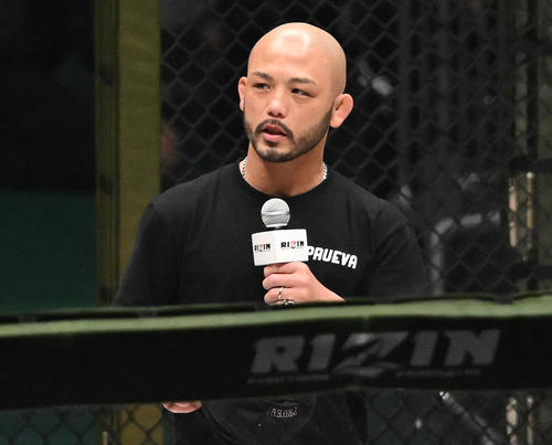 金太郎との試合が中止となりあいさつする倉本（撮影・滝沢徹郎）
