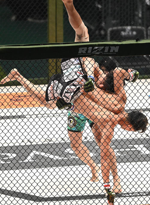 雑賀（下）を投げる江藤（撮影・滝沢徹郎）