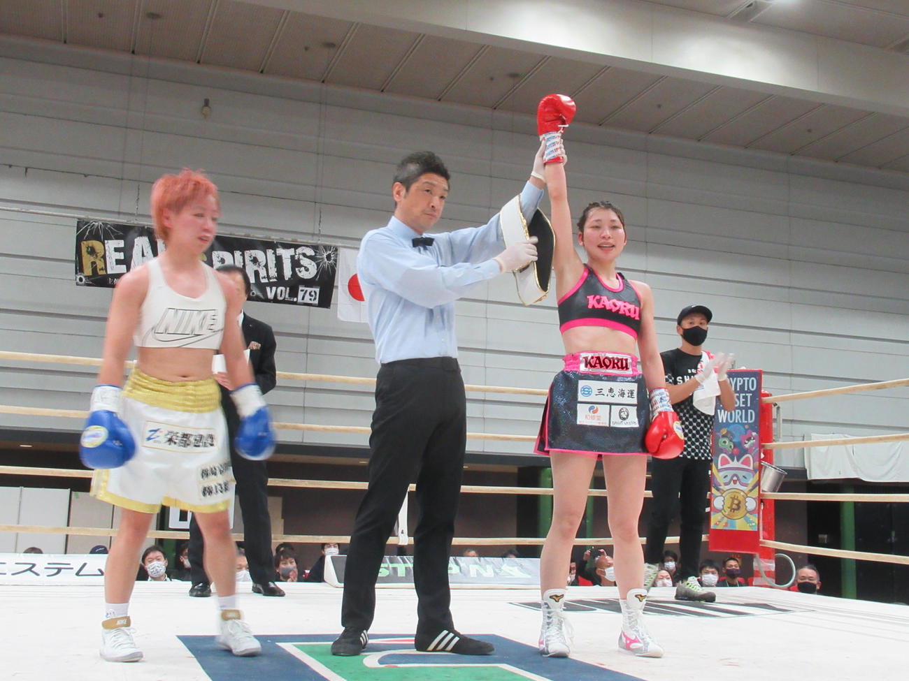 女子日本アトム級タイトル戦を判定で制した伊賀（右）左は樽井（撮影・実藤健一）
