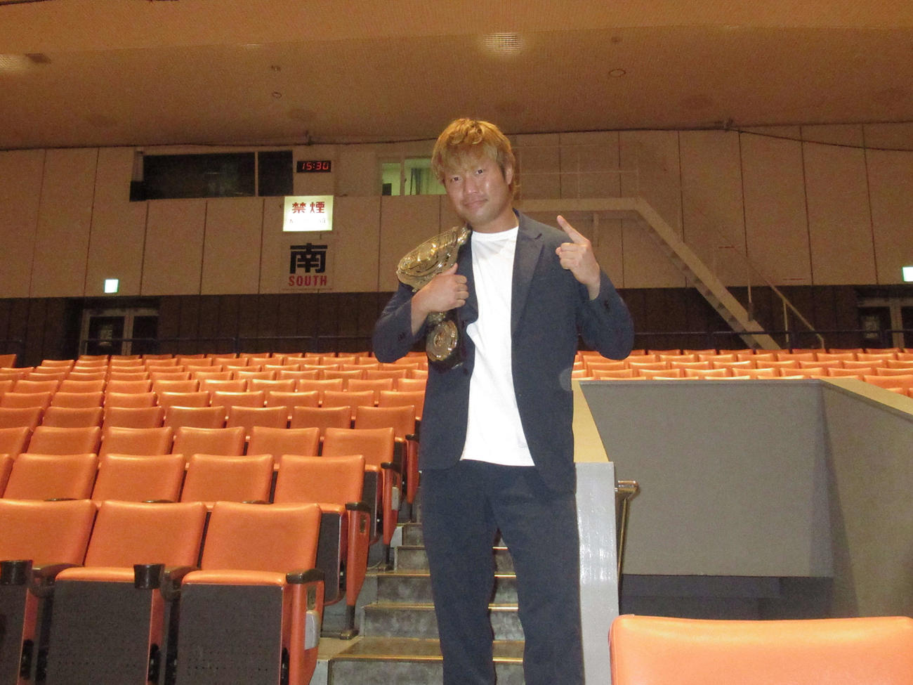 3冠ヘビー級王座ベルトを肩にかけ、ポーズを取る全日本プロレスの宮原（撮影・勝部晃多）