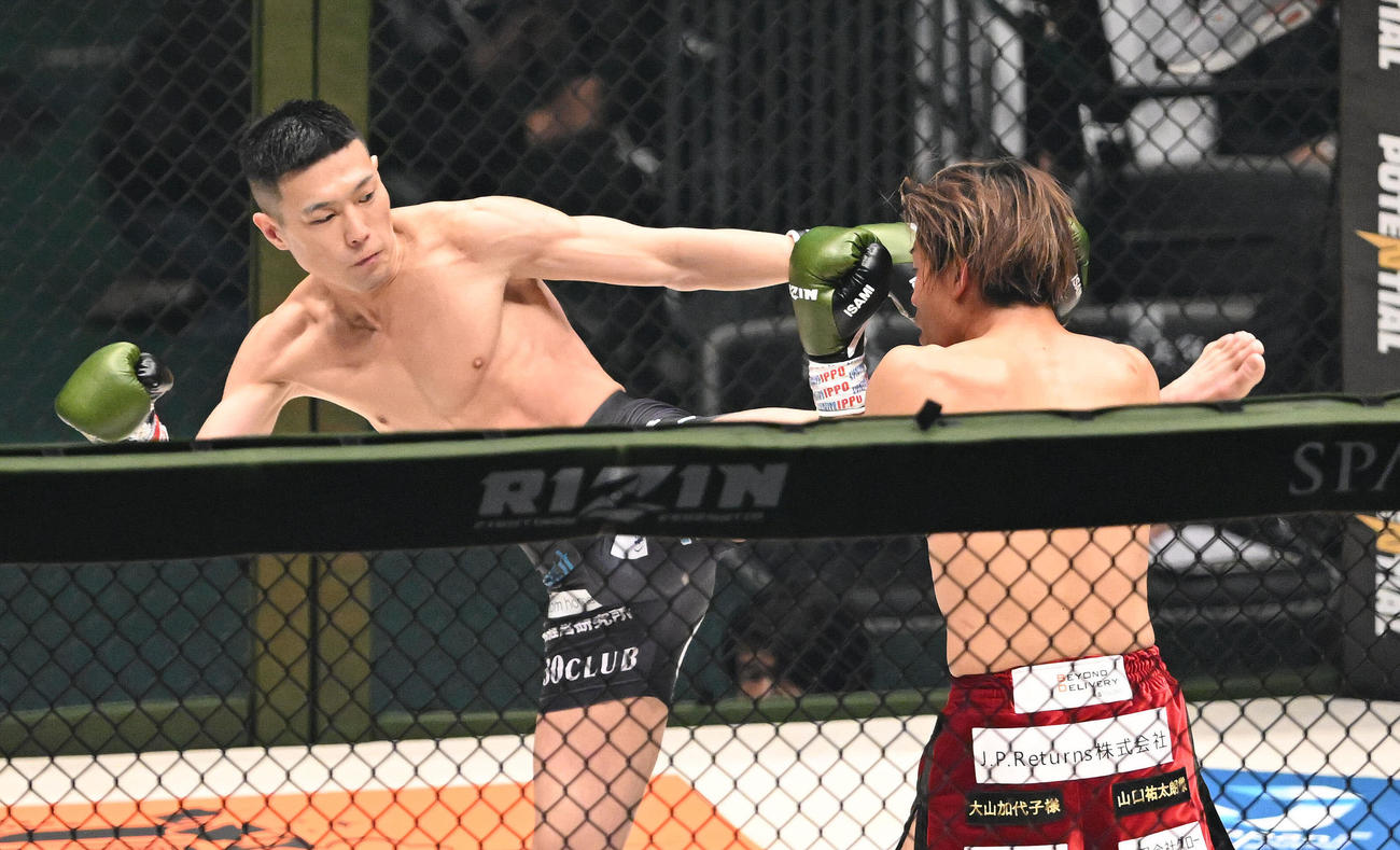 力也（右）に蹴りを見舞う大谷（撮影・滝沢徹郎）