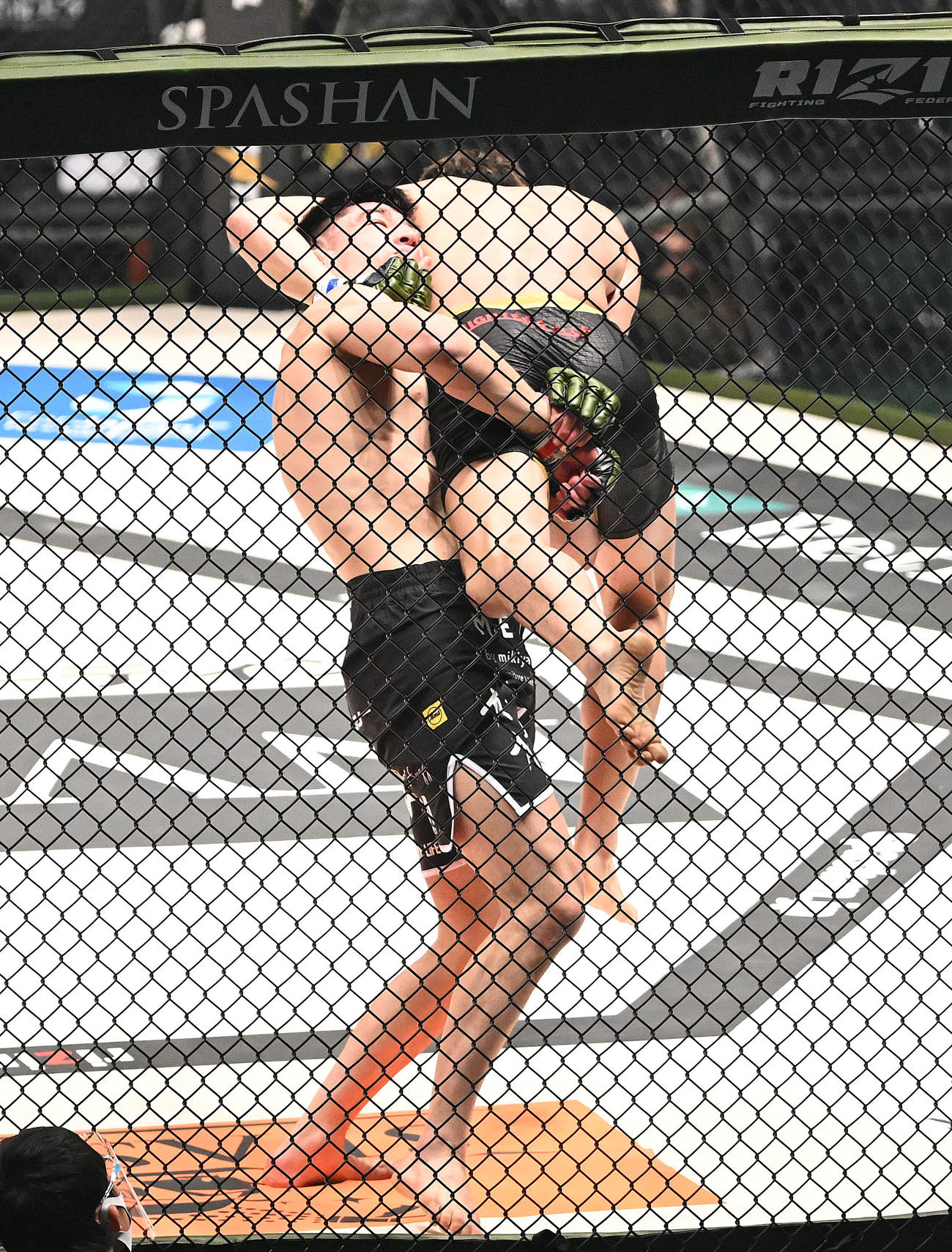 泉武志（上）を投げるグラント・ボグダノフ（撮影・滝沢徹郎）