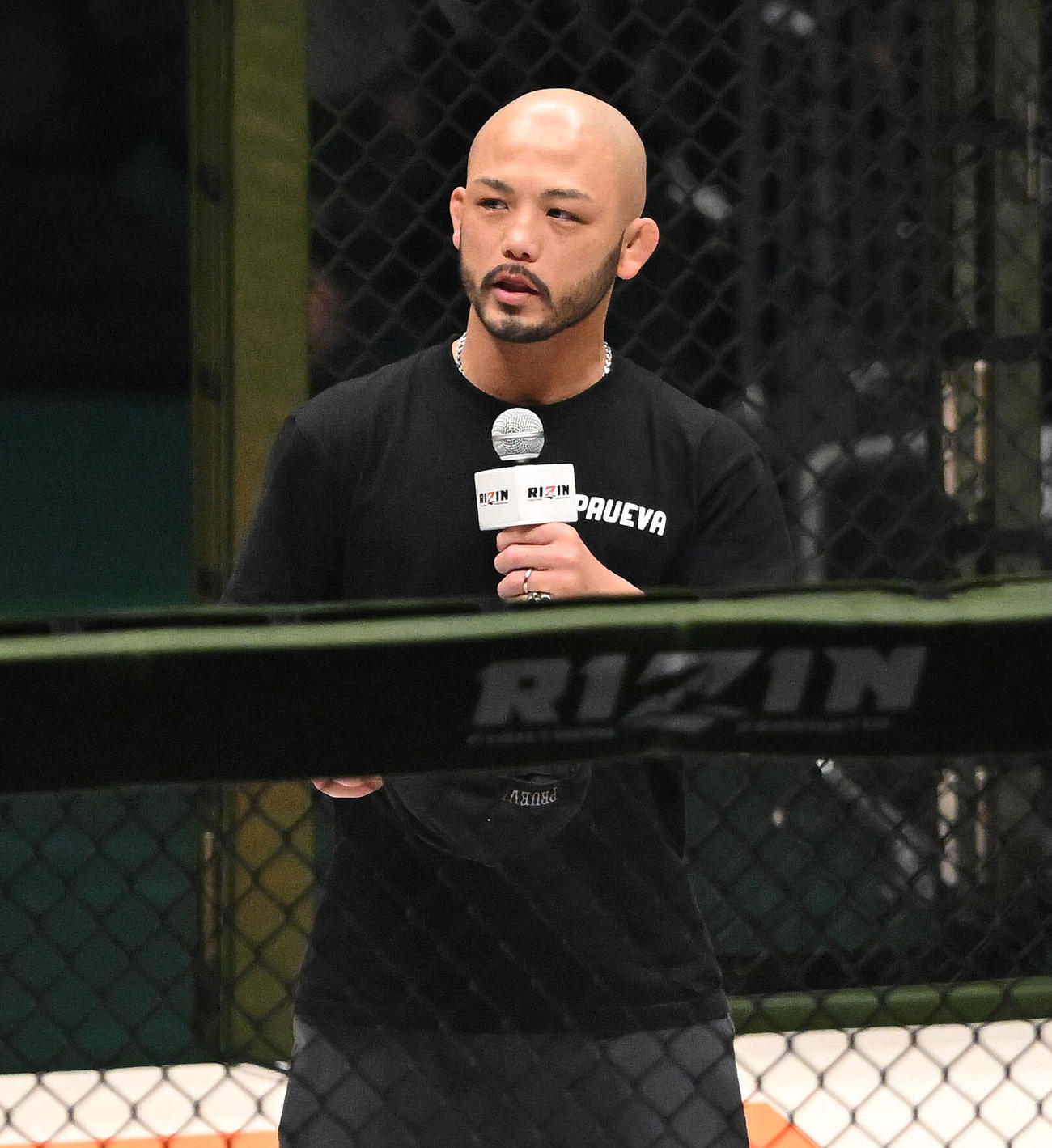 金太郎との試合が中止となりあいさつする倉本（撮影・滝沢徹郎）