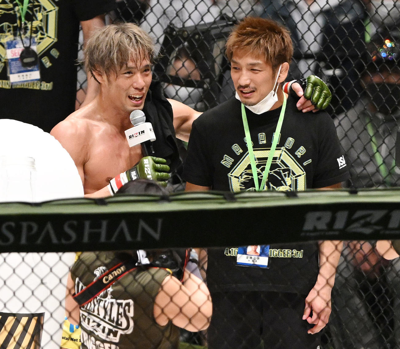 摩嶋に勝利した金原（左）はセコンドの所と笑顔（撮影・滝沢徹郎）