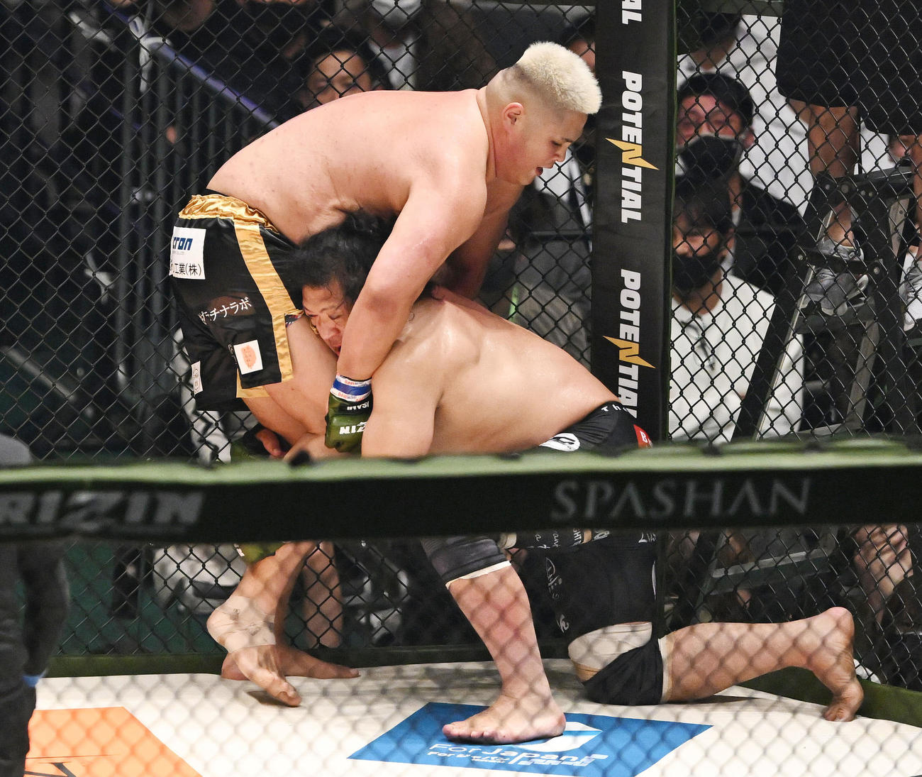関根（右）のタックルを受ける貴賢神（撮影・滝沢徹郎）
