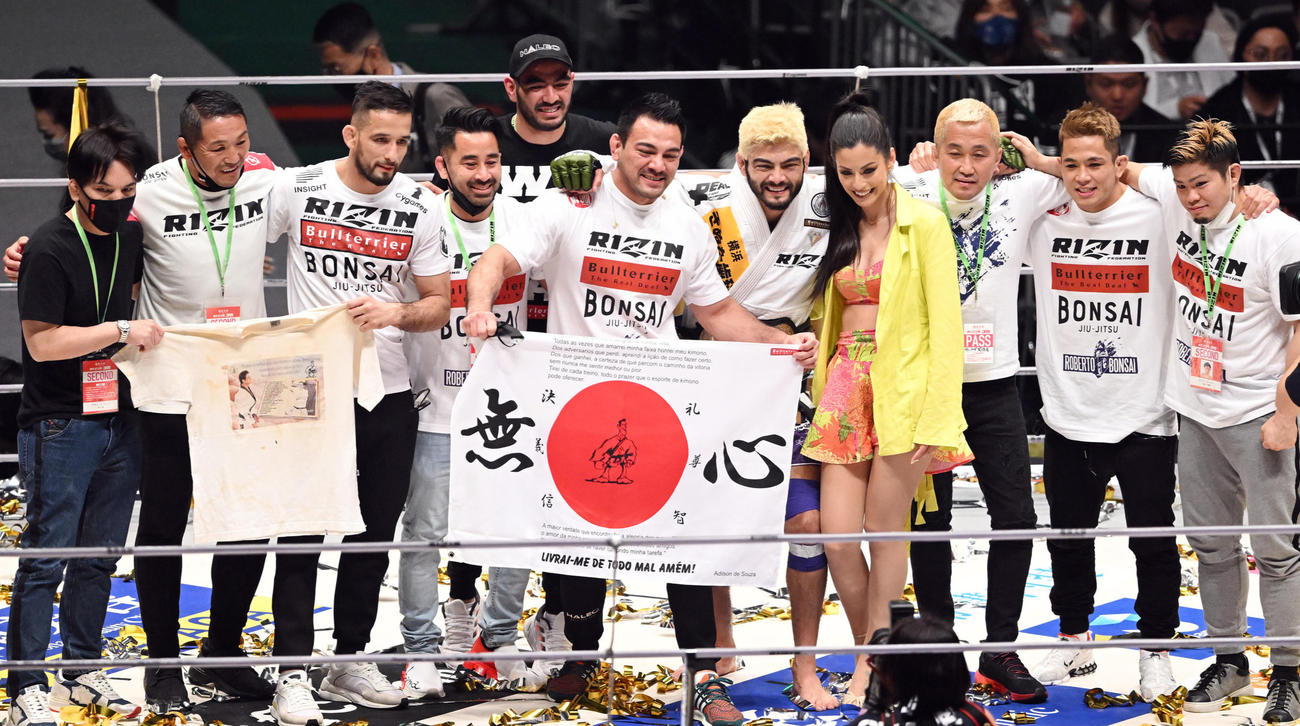 防衛に成功したホベルト・サトシ・ソウザ（左から7人目）らは記念撮影する（撮影・滝沢徹郎）