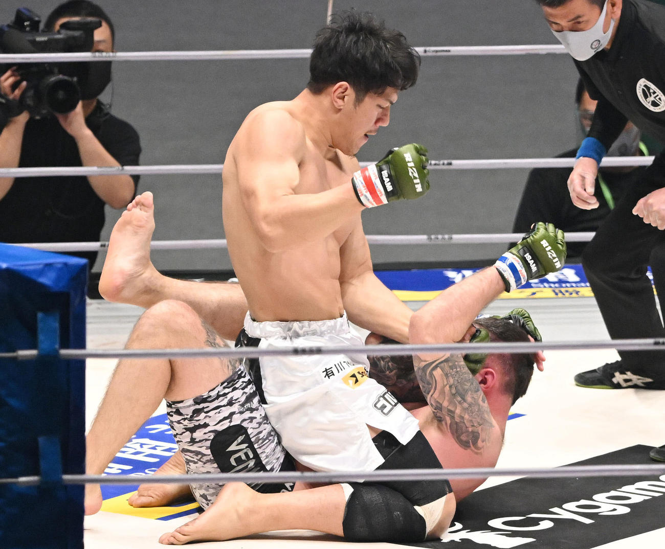 リハーズ・ビギス（下）にパンチを落とすシビサイ頌真（撮影・滝沢徹郎）