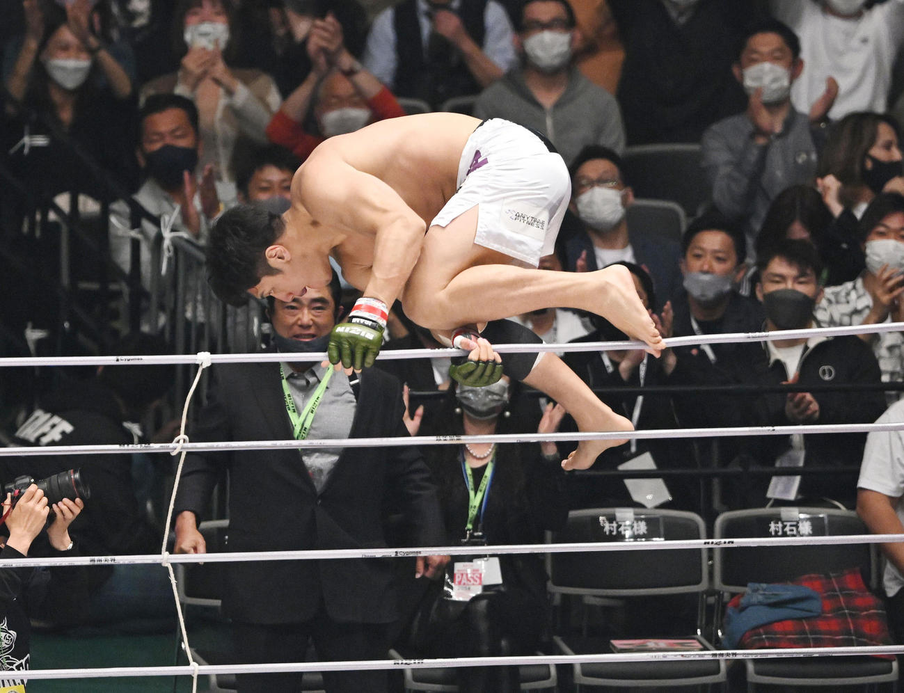 リハーズ・ビギスに勝利したシビサイ頌真はトップロープを飛び越える（撮影・滝沢徹郎）