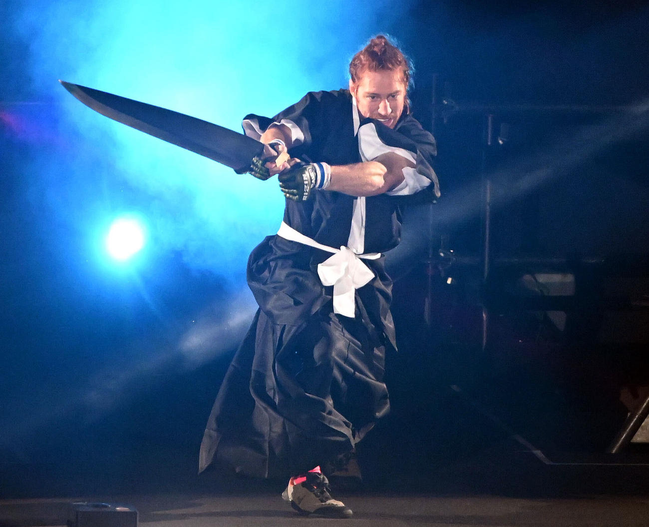 着物姿に刀を手に入場するスパイク・カーライル（撮影・滝沢徹郎）