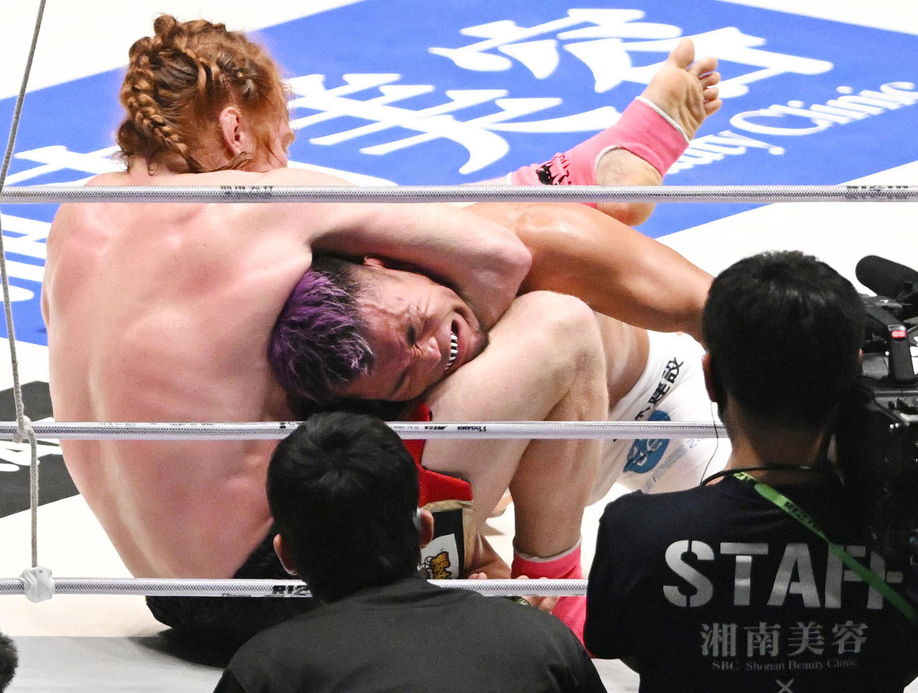 武田（右）を締めるスパイク・カーライル（撮影・滝沢徹郎）