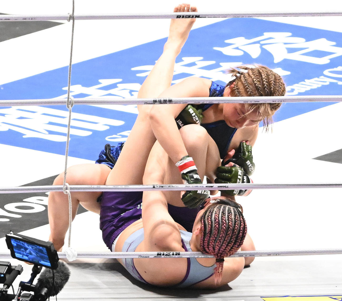 SARAMI（下）にパンチを落とす浅倉（撮影・滝沢徹郎）