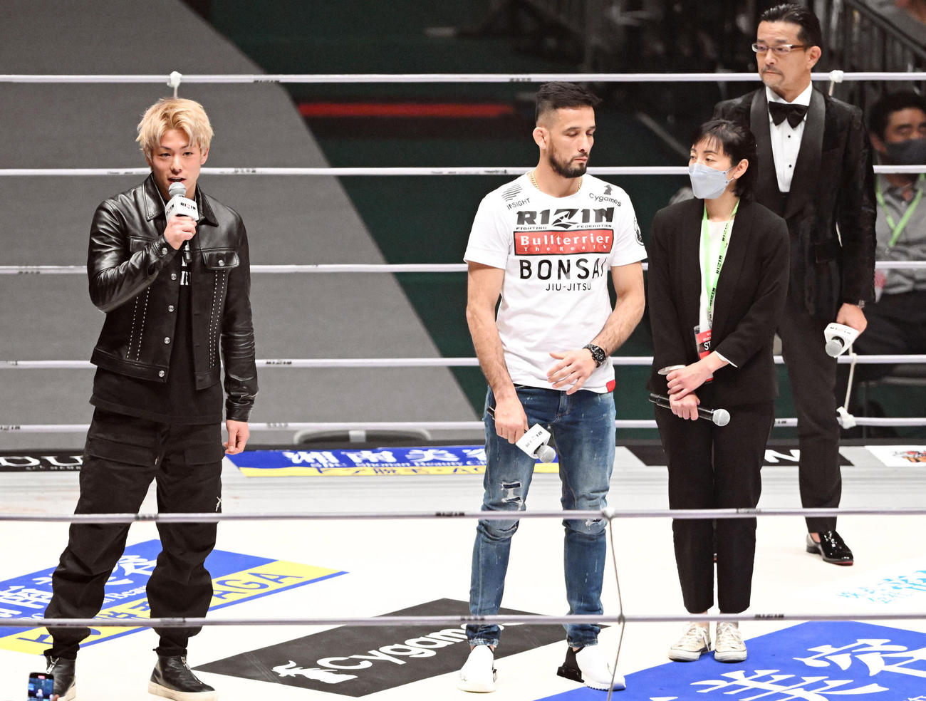 試合が決まりあいさつする三浦孝太（左）（撮影・滝沢徹郎）