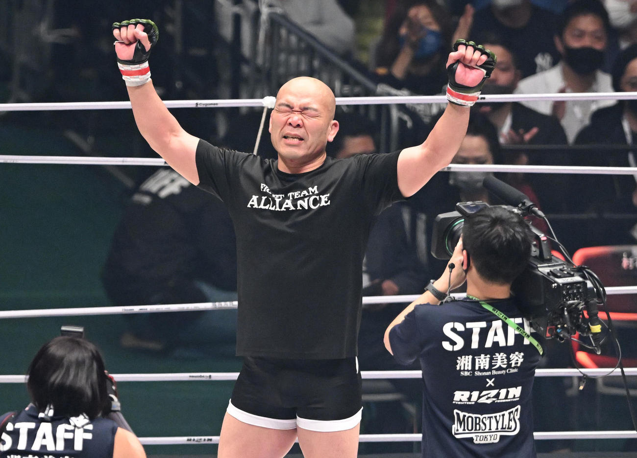 上田にTKO勝ちし男泣きする高阪（撮影・滝沢徹郎）