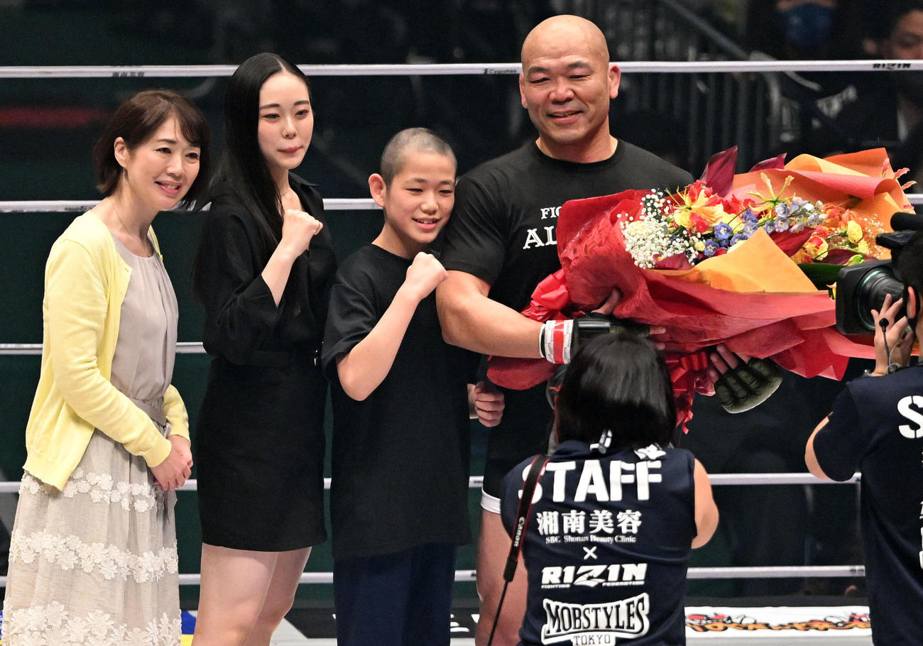 引退試合を終え家族と共に記念撮影する高阪（撮影・滝沢徹郎）